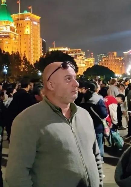 为什么很多美国人到了中国后不笑？因为这些外国人突然意识到西方国家的媒体把自己忽悠