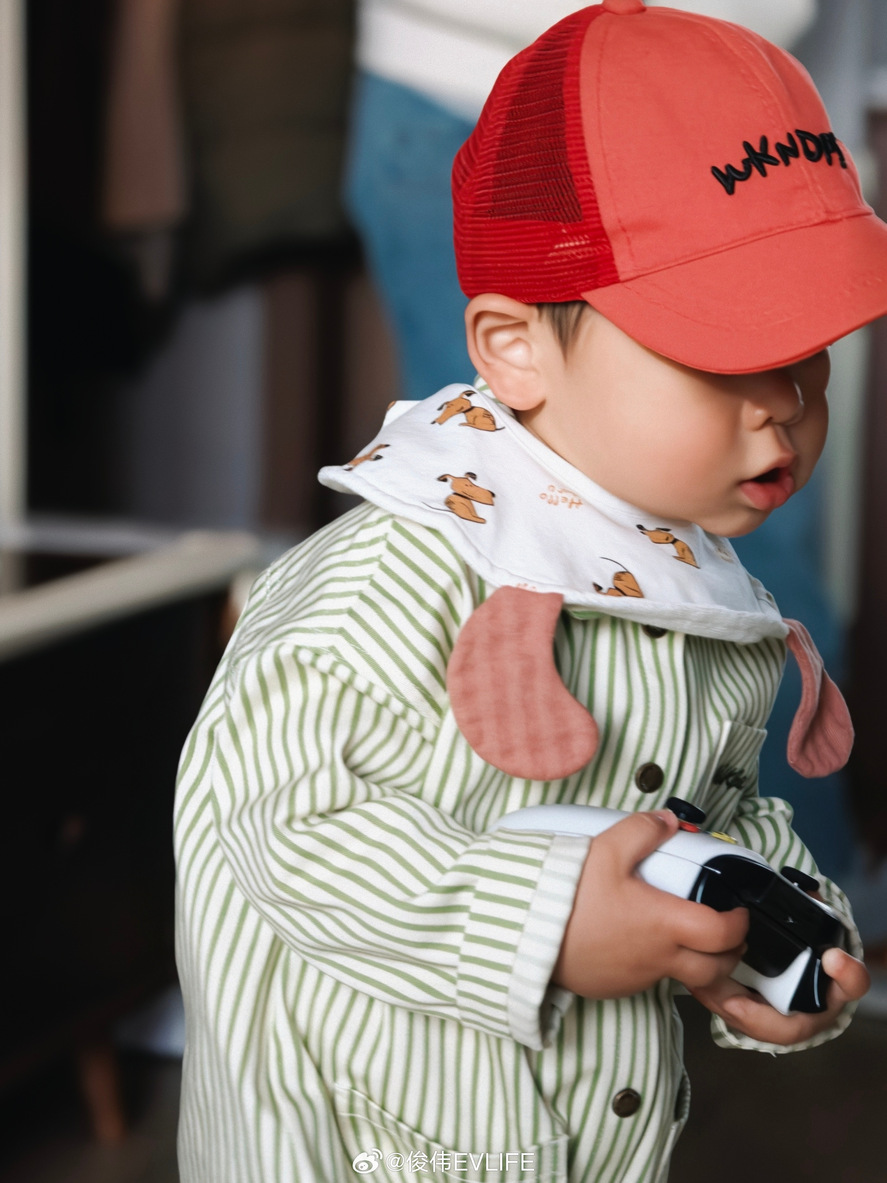铝合金带帽子还蛮好玩的宝宝照