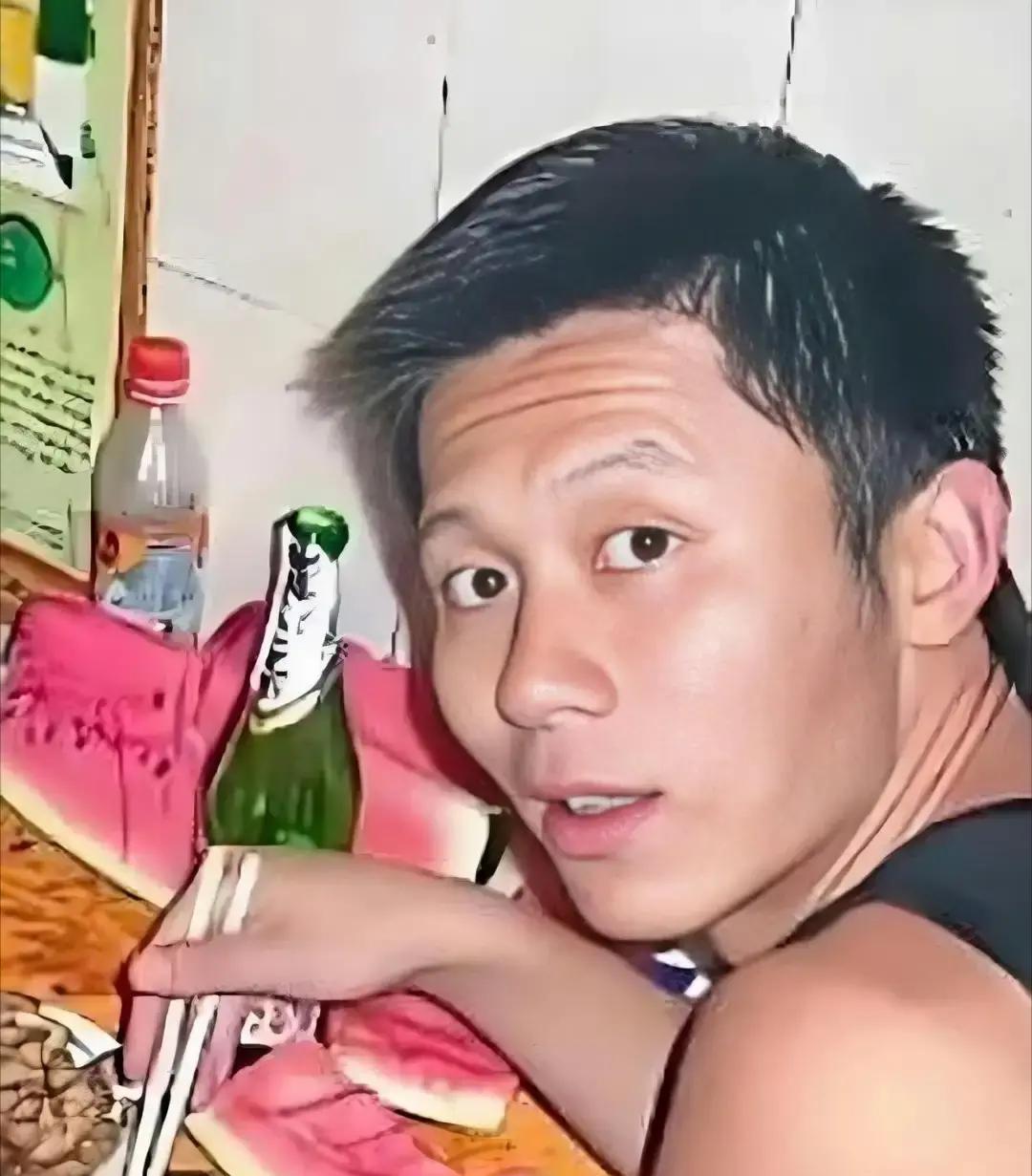 段奕宏蹲马扎啃西瓜，李晨背心全是汗照片里仨人挤在胡同口小馆，塑料桌摇摇晃晃