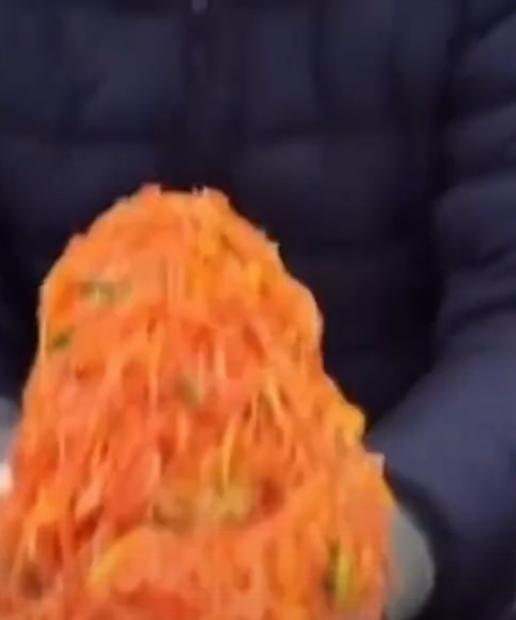 3月14日，西安首届菜夹饼大赛在西安音乐厅上演“碳水狂欢”。来自汉中的“嗡嗡先生