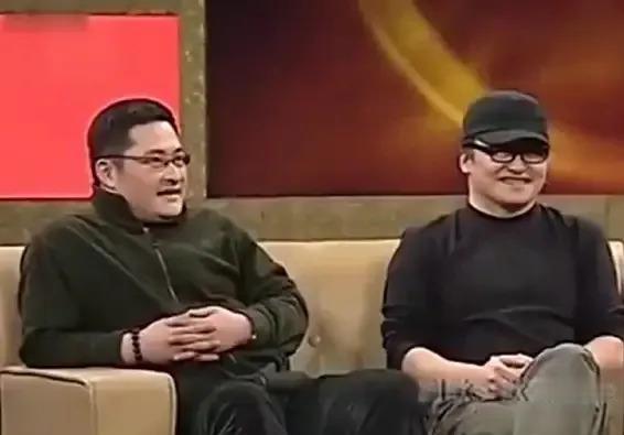 刘欢和刘啸这对亲兄弟，长得像到让人怀疑是双胞胎。两人头大脸大，五官神似，连声音都几乎一模一样。刘欢比