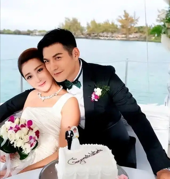 2000年，21岁的严屹宽被上海一个富婆看上，富婆提出用1个亿包养他，日后不用努