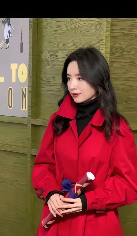 牵着董洁那个男人到底是谁？网友抠出眼窝细节吵翻天，非说陈坤这张脸彻底崩了。