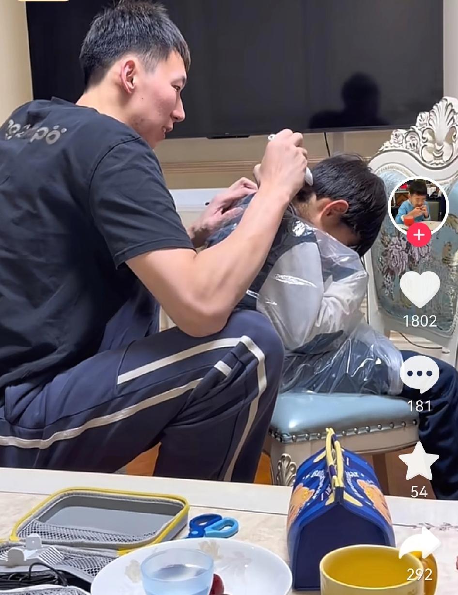周琦成为带娃老爸：给糊糊理发，给涂涂当篮球架在赵睿不当言论后，很多人才发现，