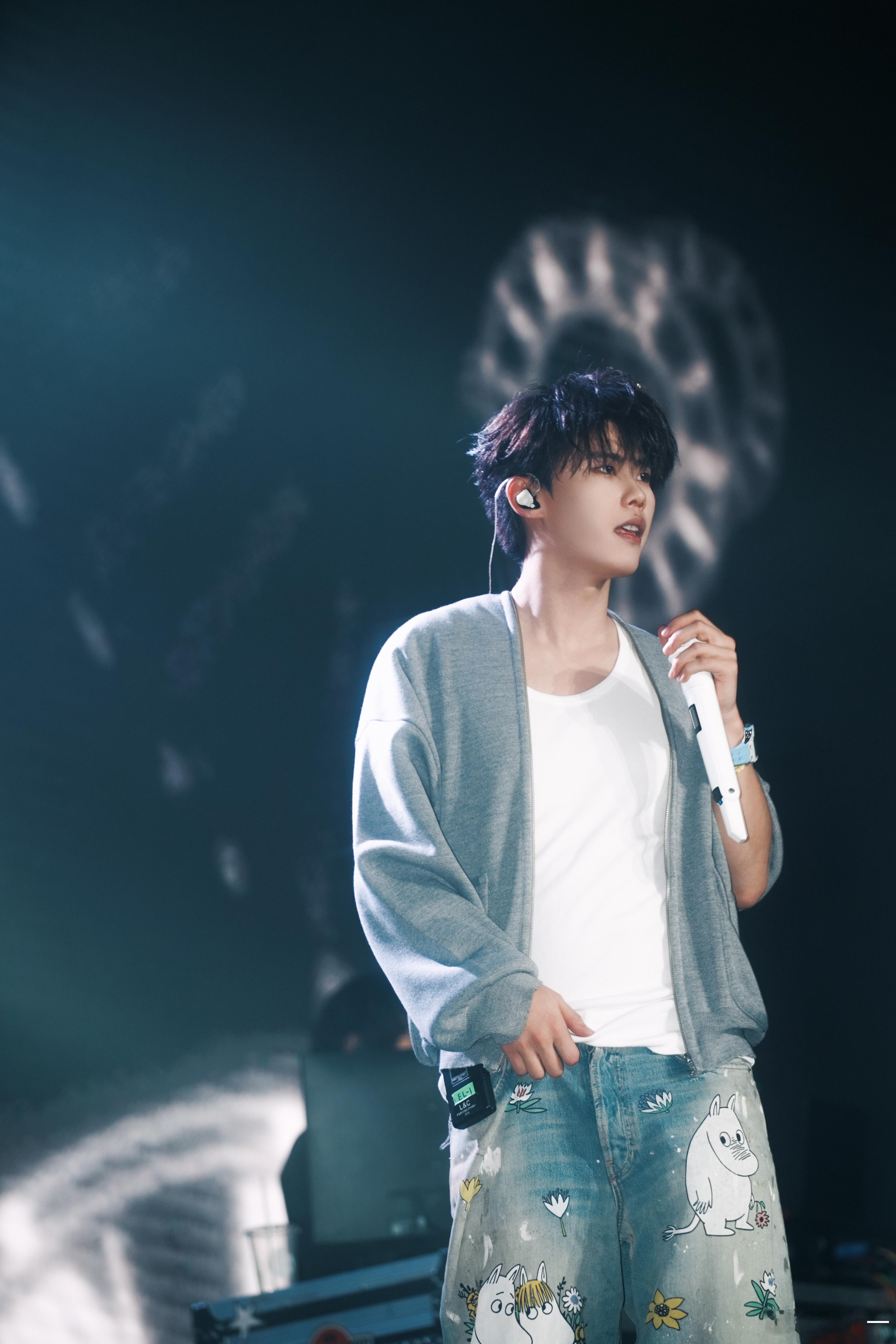 为什么第一张看上去是紫毛