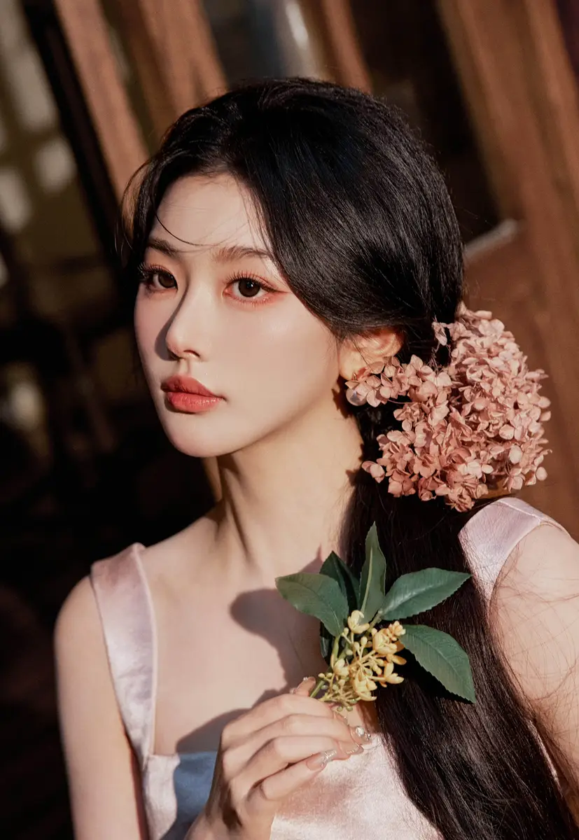 孔雪儿穿素色旗袍，温柔气质拉满