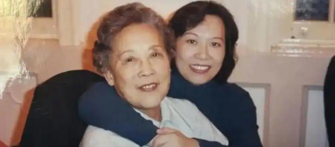 上海姑娘张玮掏空家底，给恩师买了一套养老房。谁知20年后恩师离世，张玮拿着钥匙去