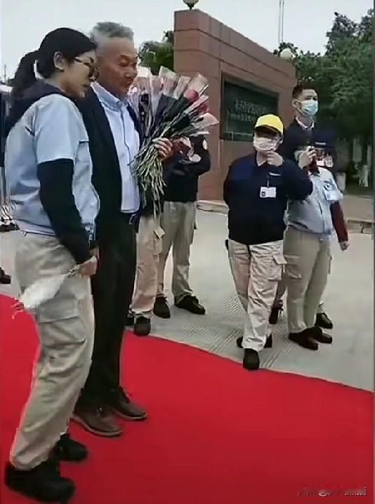 让人想不通的是，佳能老总的离开，竟然让这么多的员工泪洒现场。中山佳能工厂的关门