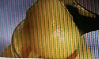 买蜂蜜总怕买到假的？教你几招辨别方法。先闻味道，真蜂蜜有股自然的花香，要是有其