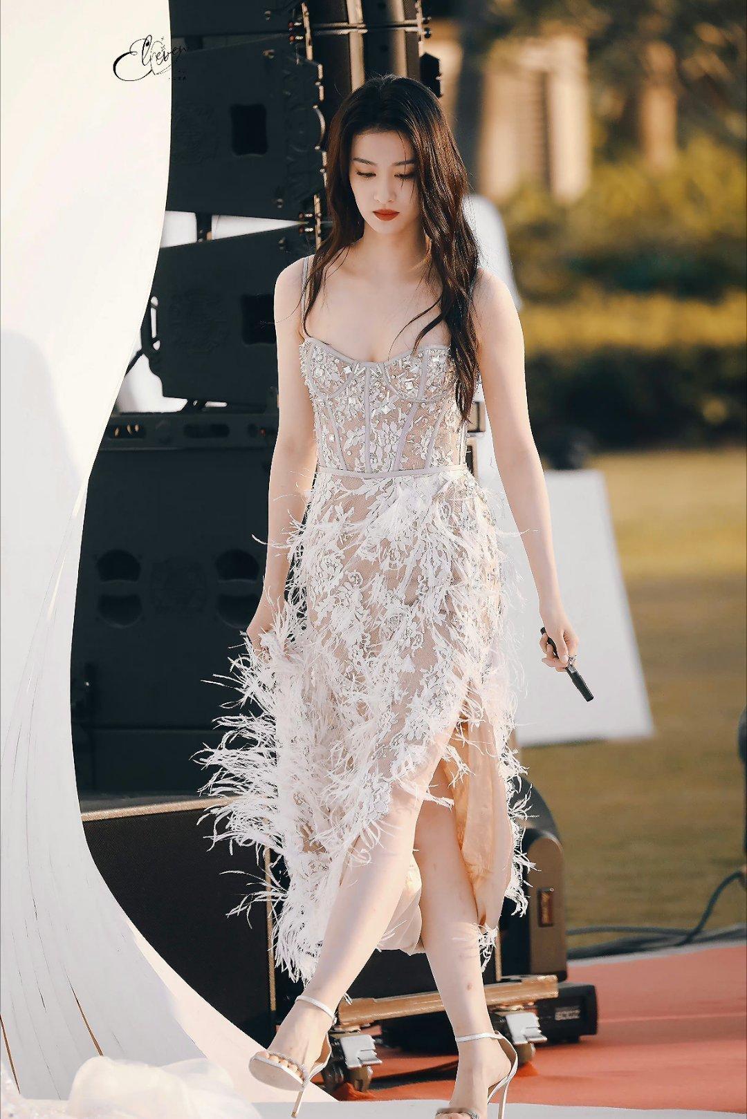 王楚然第35届金鸡奖红毯，回顾大美女金鸡百花电影节造型🚢