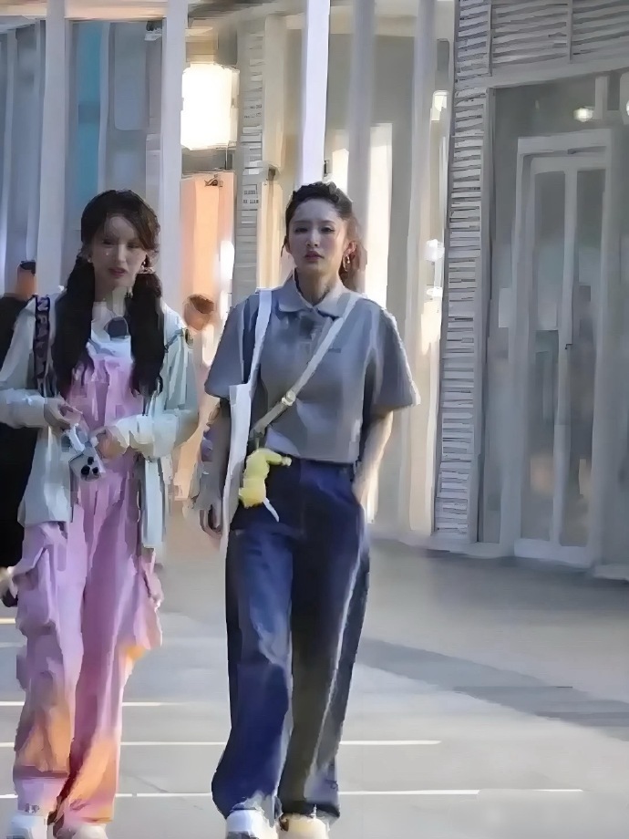 原来李沁现实中长这样的，虽然不是很漂亮，但是气质真好。