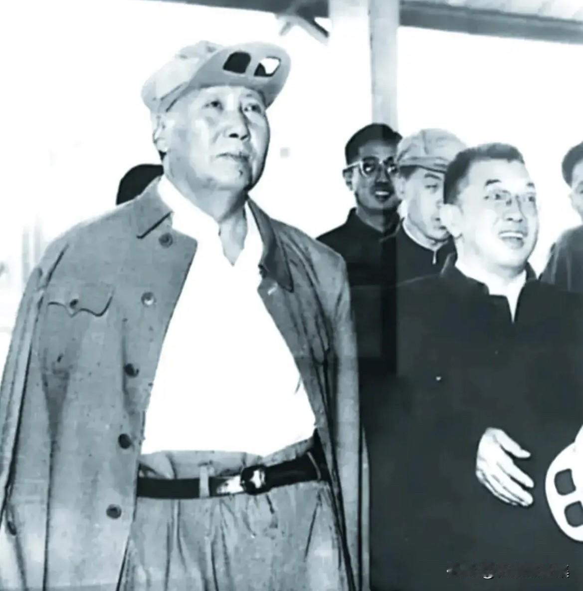 1958年9月20日，​毛泽东主席参观马鞍山钢铁厂的场景。为了深入生产现场，毛主