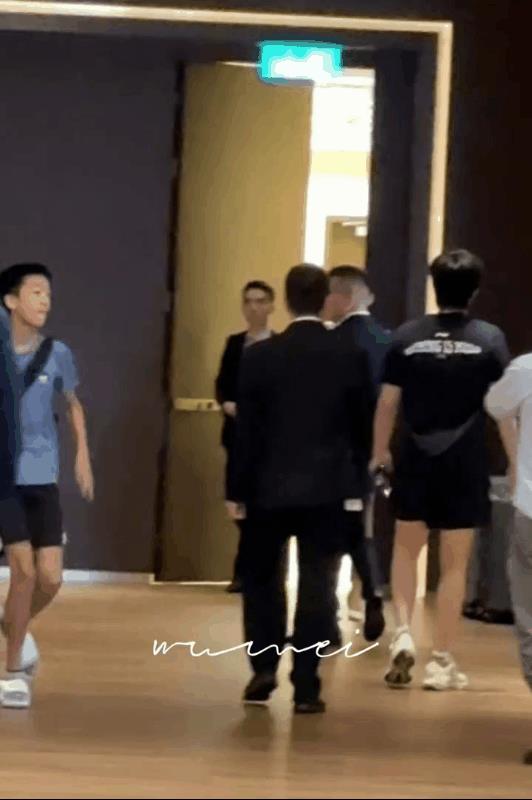 笑不活了，大头迷路了，安保大哥赶紧指路！体能训练结束，大头和工作人员一起回去，