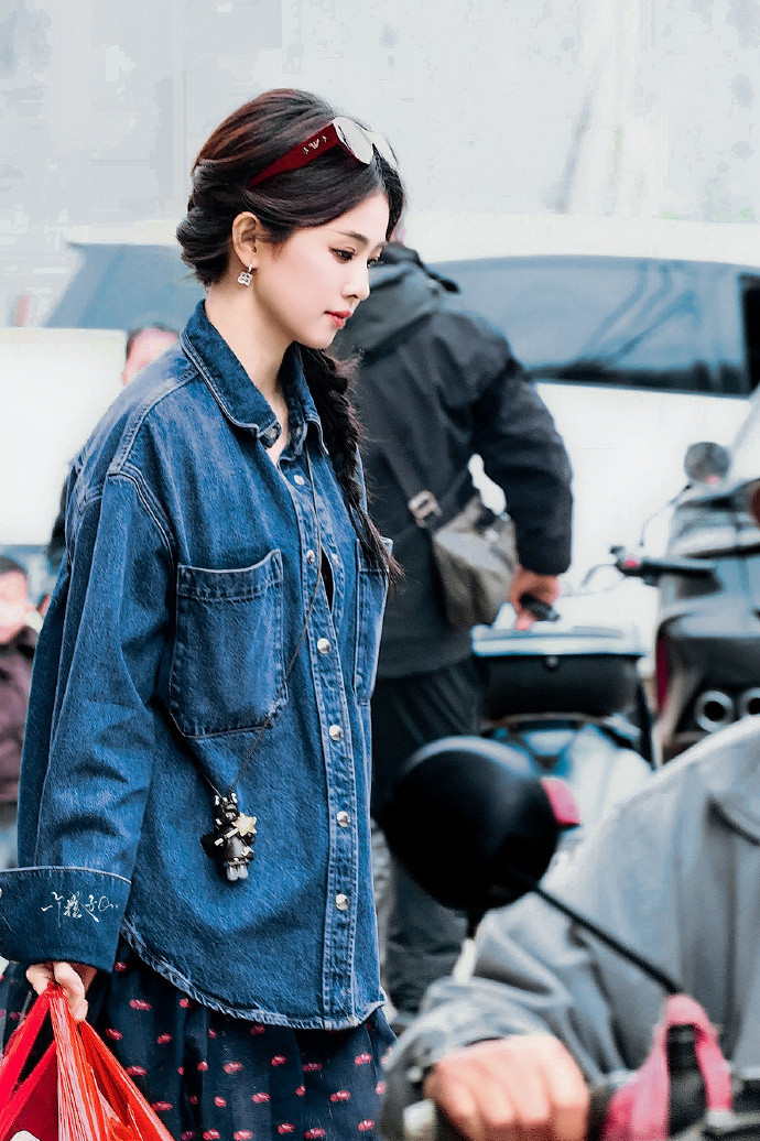 白鹿给亲爱的客栈画的迎宾板白鹿亲爱的客栈路透明媚感白鹿给亲爱的客栈画的迎宾板，白