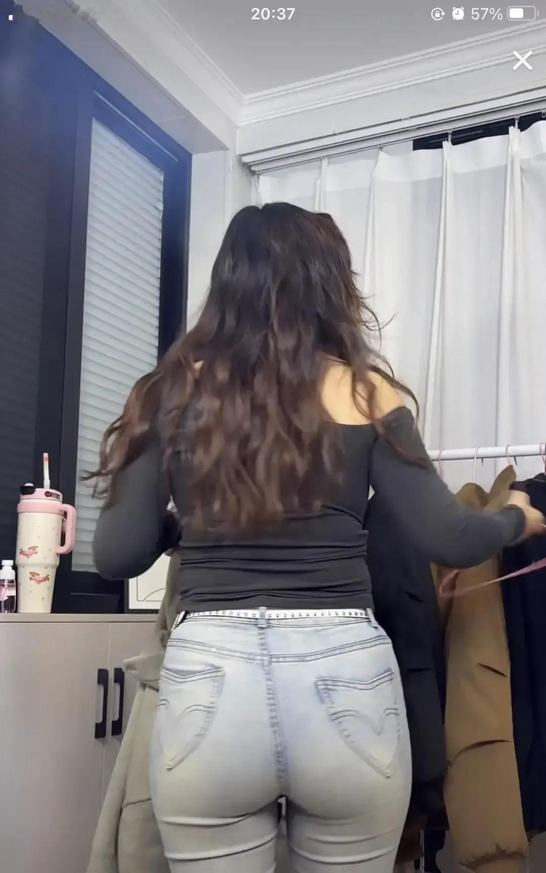 ClaireRose随手发了条黑色针织上衣配牛仔裤的15秒视频，点赞飙到23万，