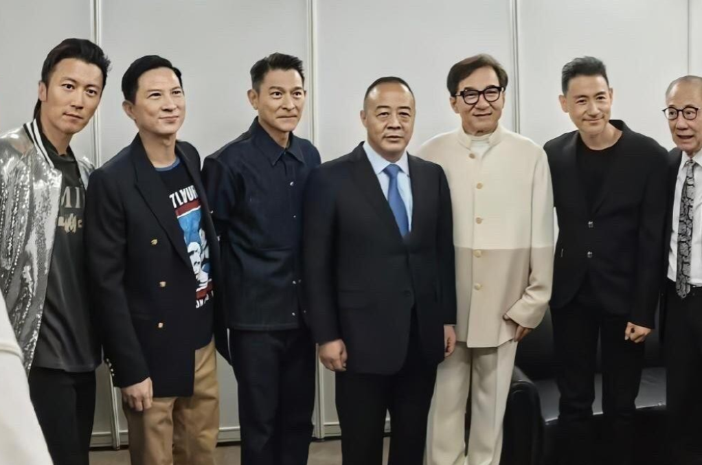 成龙和刘德华这种级别的大哥，合影都得乖乖靠边站。照片里稳坐C位的这个人，很多人