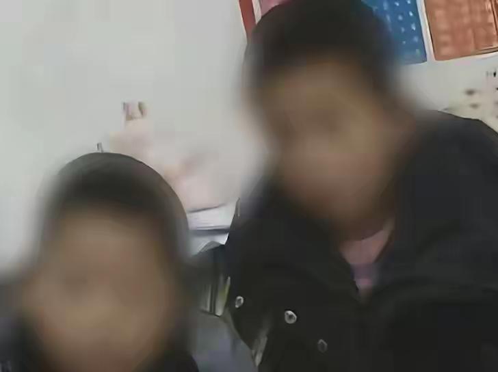 泪目！两兄弟掉进冰窟，不幸遇难。事发甘肃天水。近日，天水一对兄弟走失，哥哥7岁弟