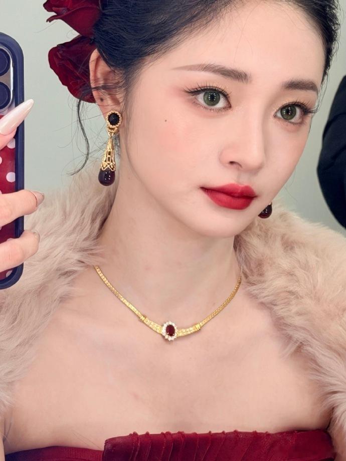 周洁琼绿眸配红唇氛围感天花板！绿眸撞红唇的绝美搭配，让周洁琼自带浓郁异域风情，