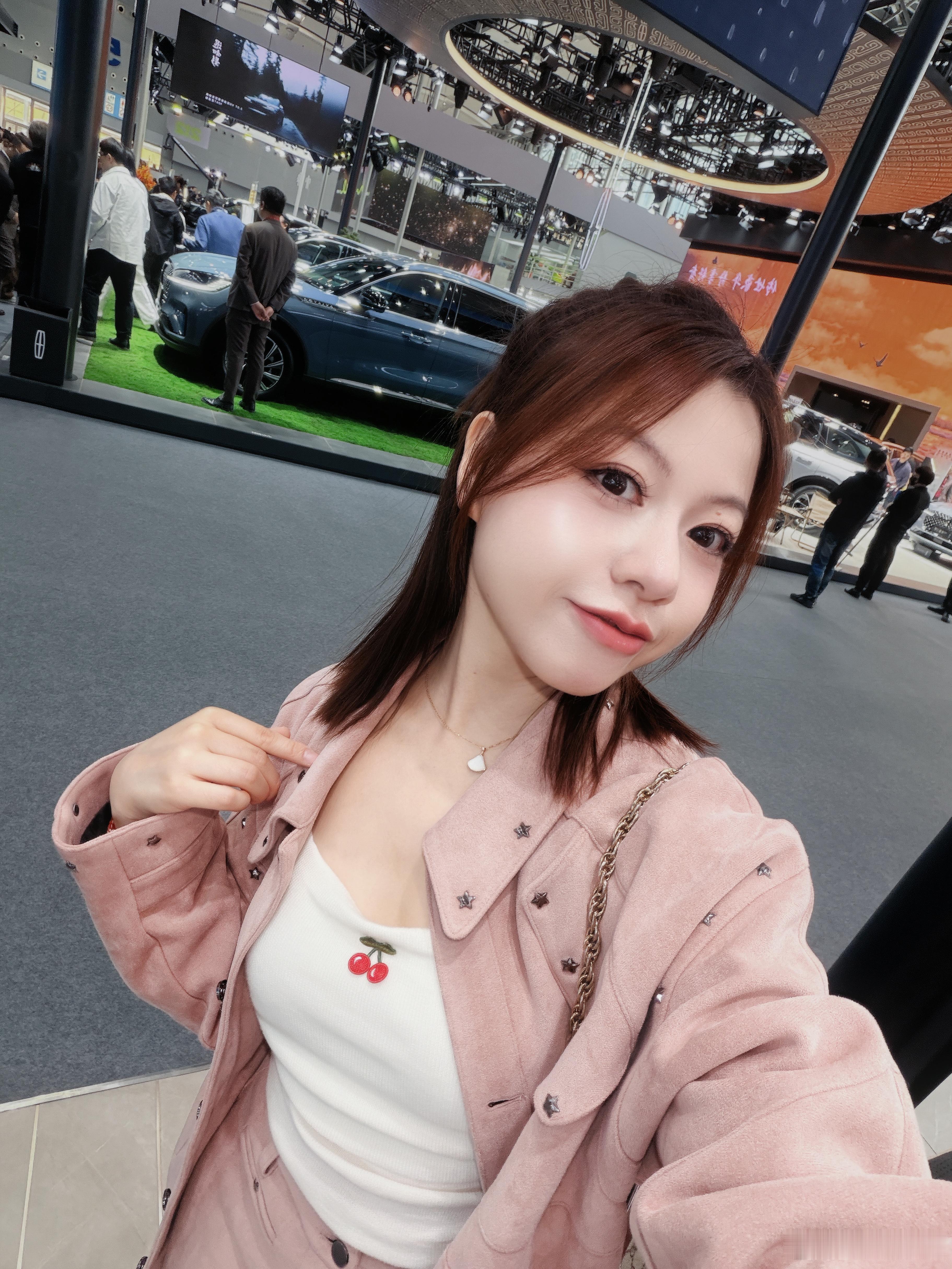 广州车展跑断腿的一天这会又坐上高铁开启下一个工作了果然，我只适合工作