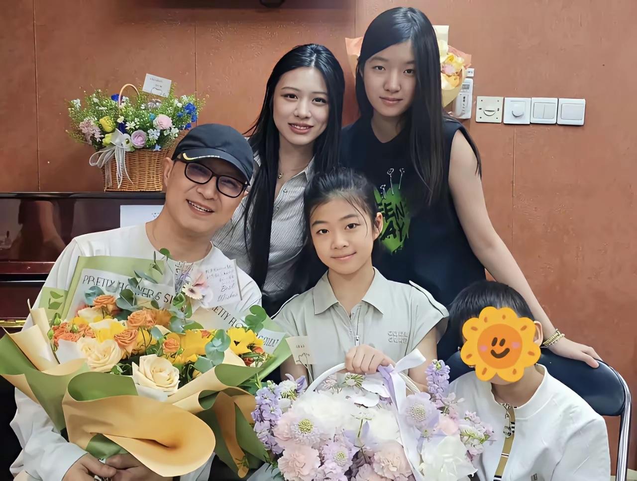 单看汪峰二女儿汪璟怡的面相，就知道这孩子爹不疼。她是汪峰与康作如的女儿，自