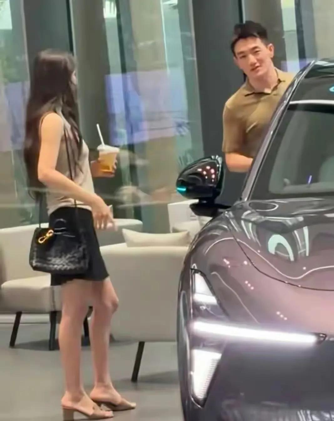 何捷这回幸福了。和老婆张馨予来广州看新车，虽然车看起来普通，但张馨予就这样往他
