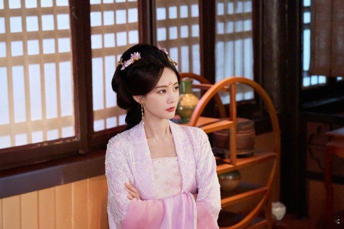 李一桐本人来了都得愣两秒这仿妆是照着李一桐本人画的吧？妆造、神韵、小表情全对，