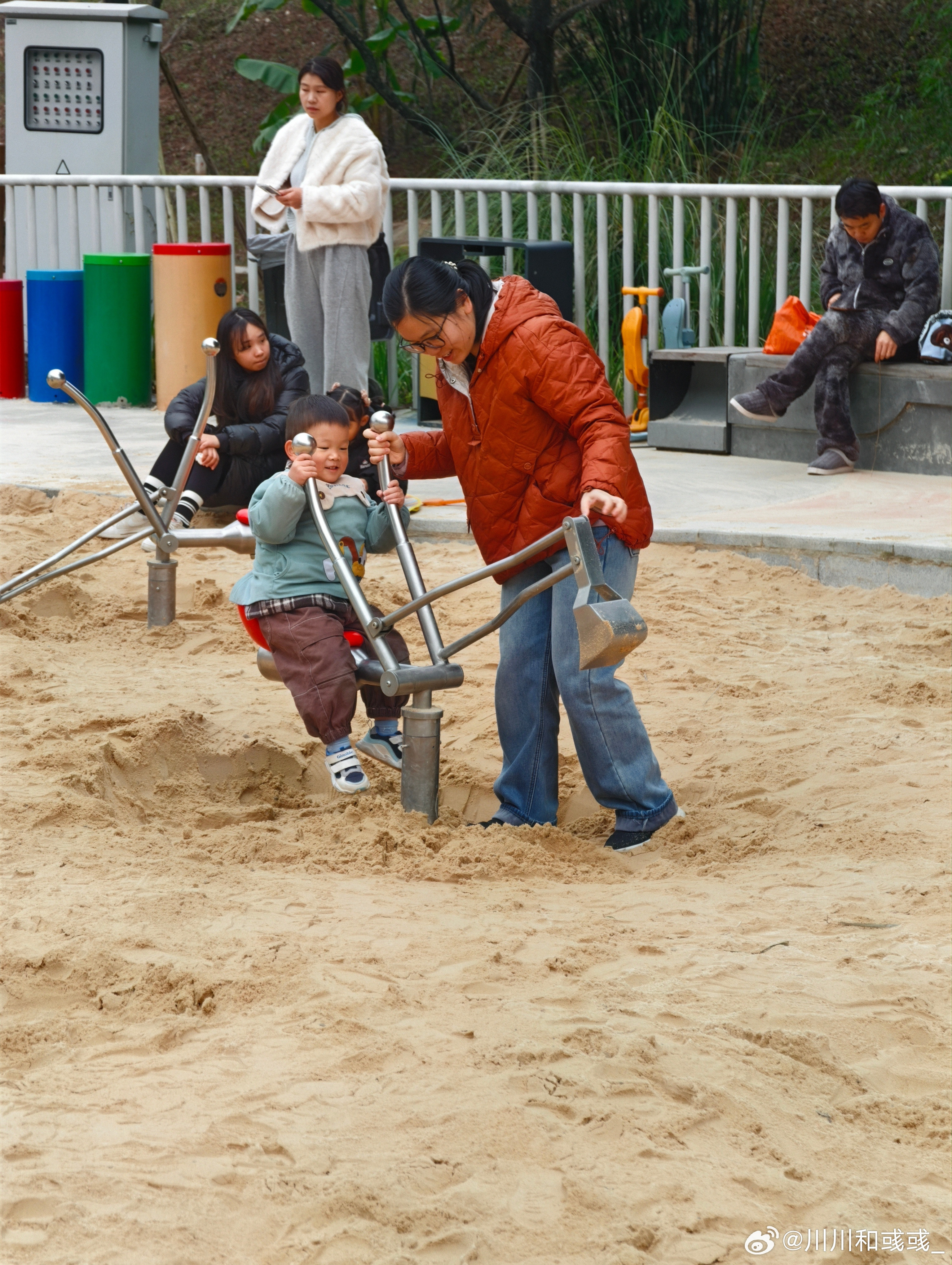 我老婆正在培养下一代的挖掘机人才