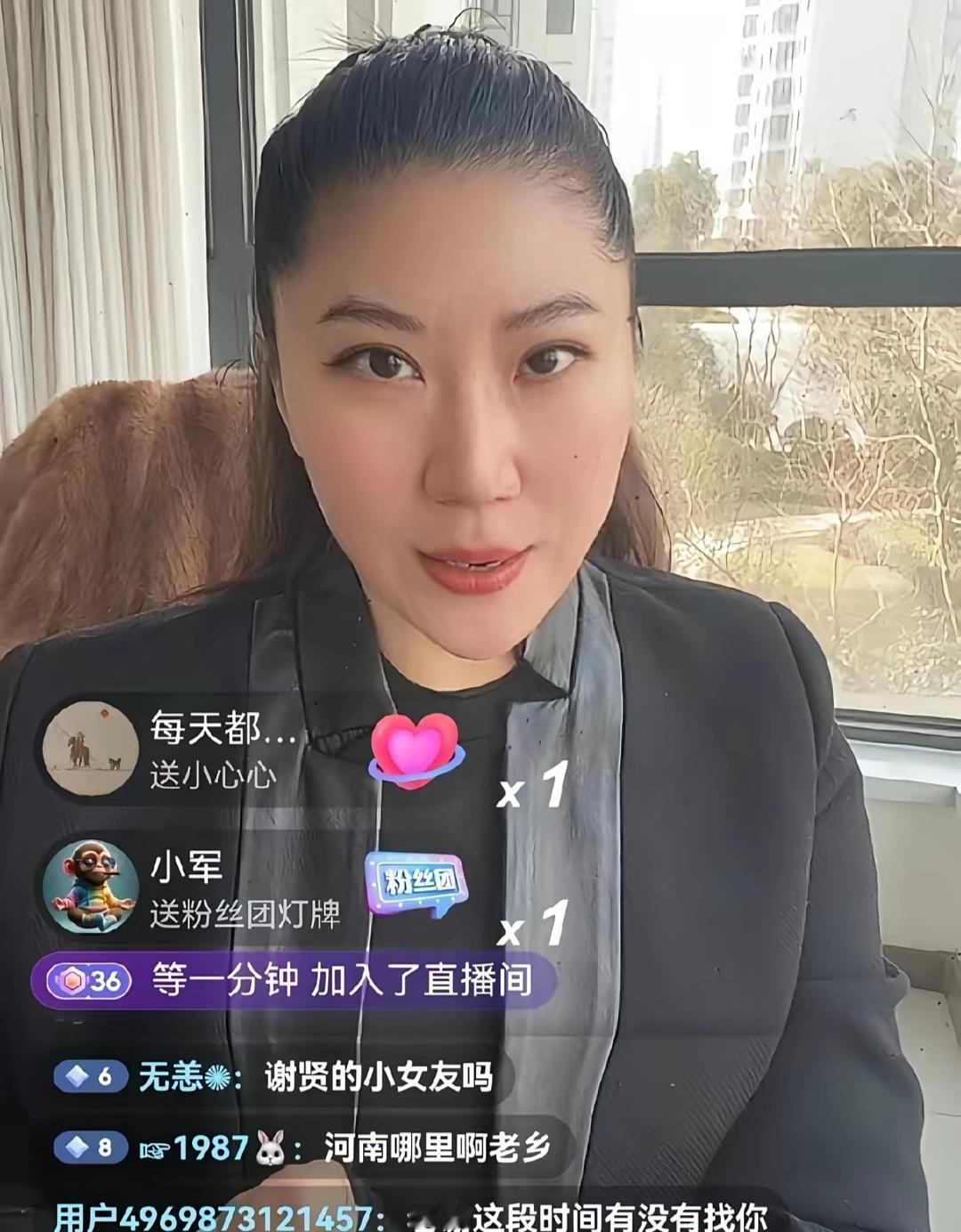 有个叫CoCo的女人，今年39岁，是谢贤的前女友，最近她在河南老家开直播，背景普