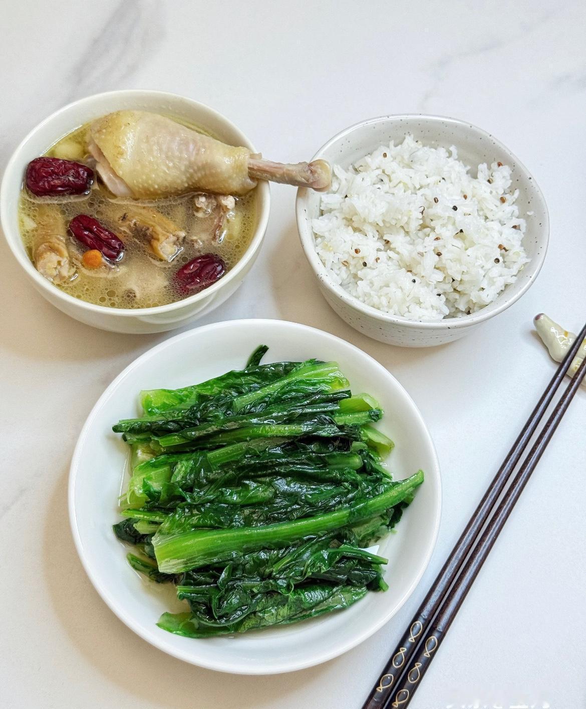 鸡汤不是药，天天喝也腻。产妇不是鸡，别当饲料养。月子不是牢，饭得有菜有肉有饭