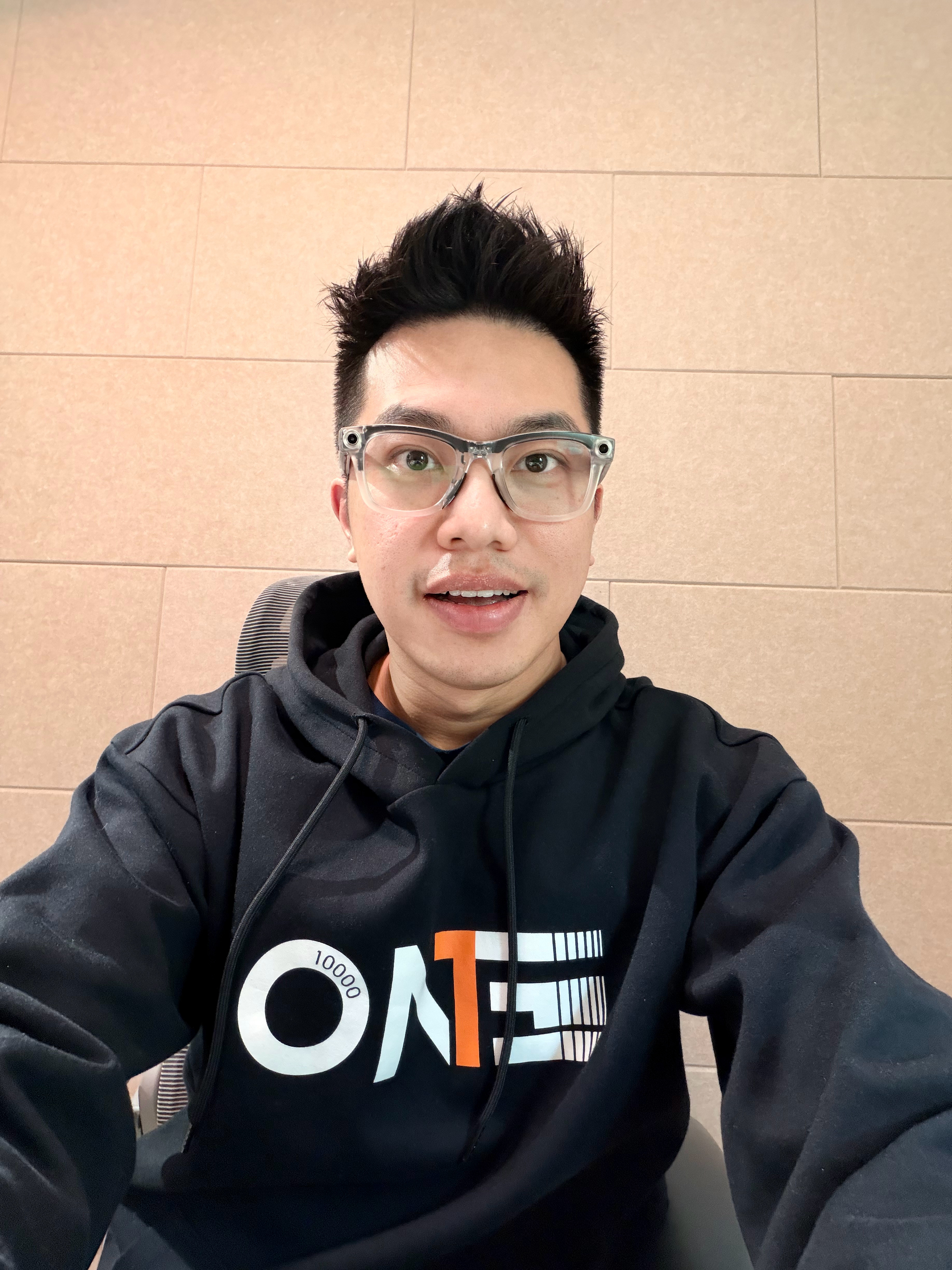 我这件衣服还是极氪交付10000辆时候的纪念T恤现在极氪累计交付已经超过65万辆