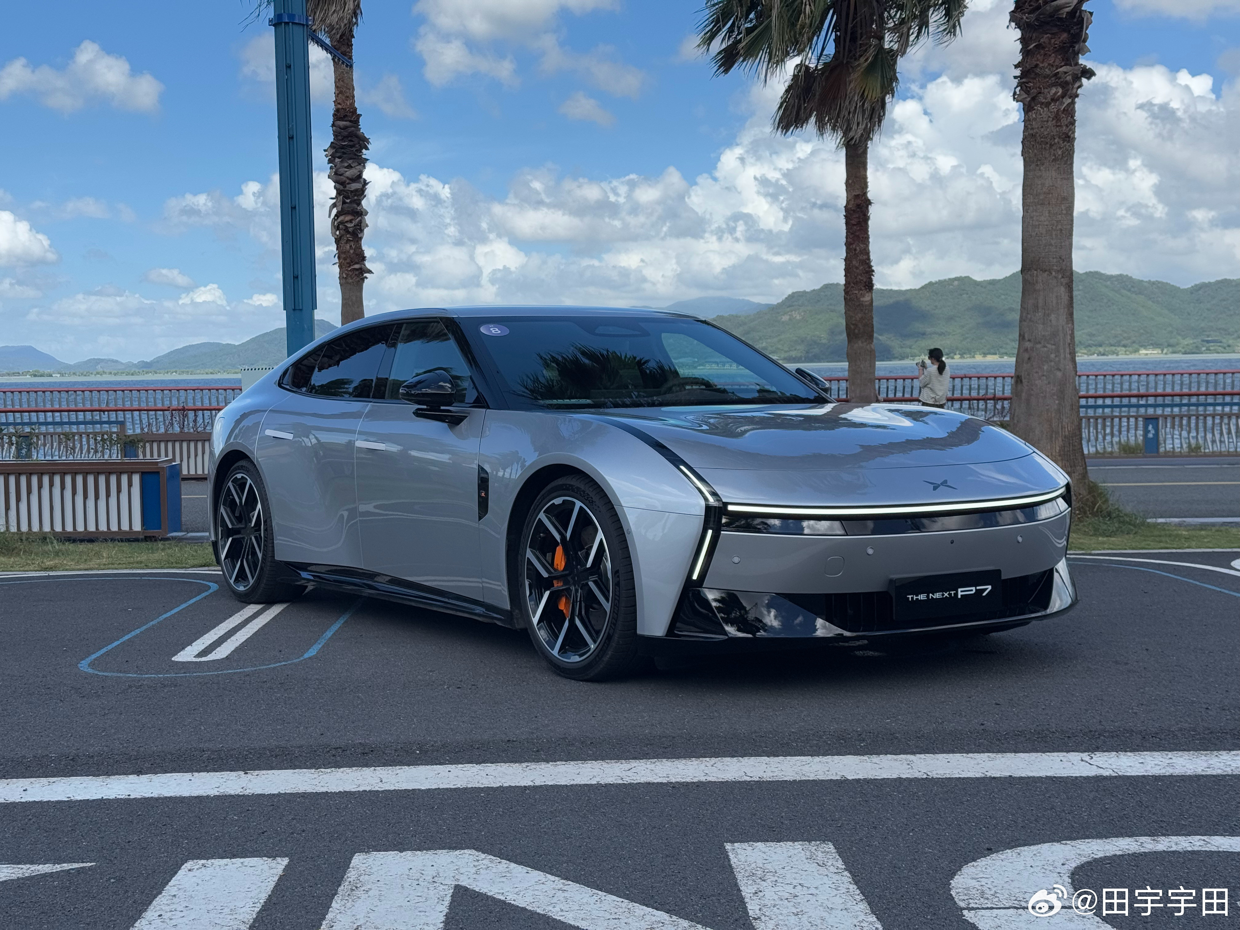 小鹏全新旗舰SUV可以说高度致敬了大揽胜本来从全新P7开始觉得小鹏真牛完全原创有