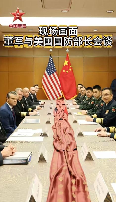 身为一国防长，赫格塞思为何每次重大场合公开亮相都是一身西装？难道不应该穿军装吗？