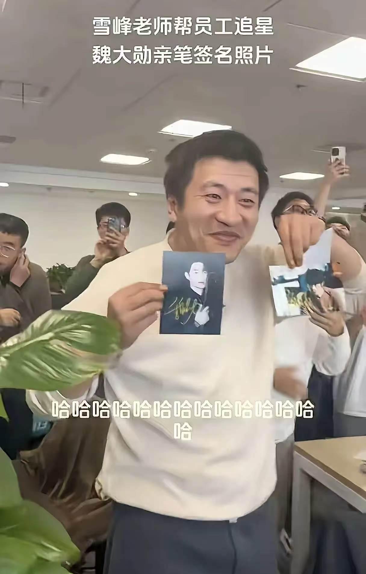 给张雪峰守夜的朋友透露，朋友来祭拜都是三鞠躬，而他的员工都是给张老师磕头，更让人