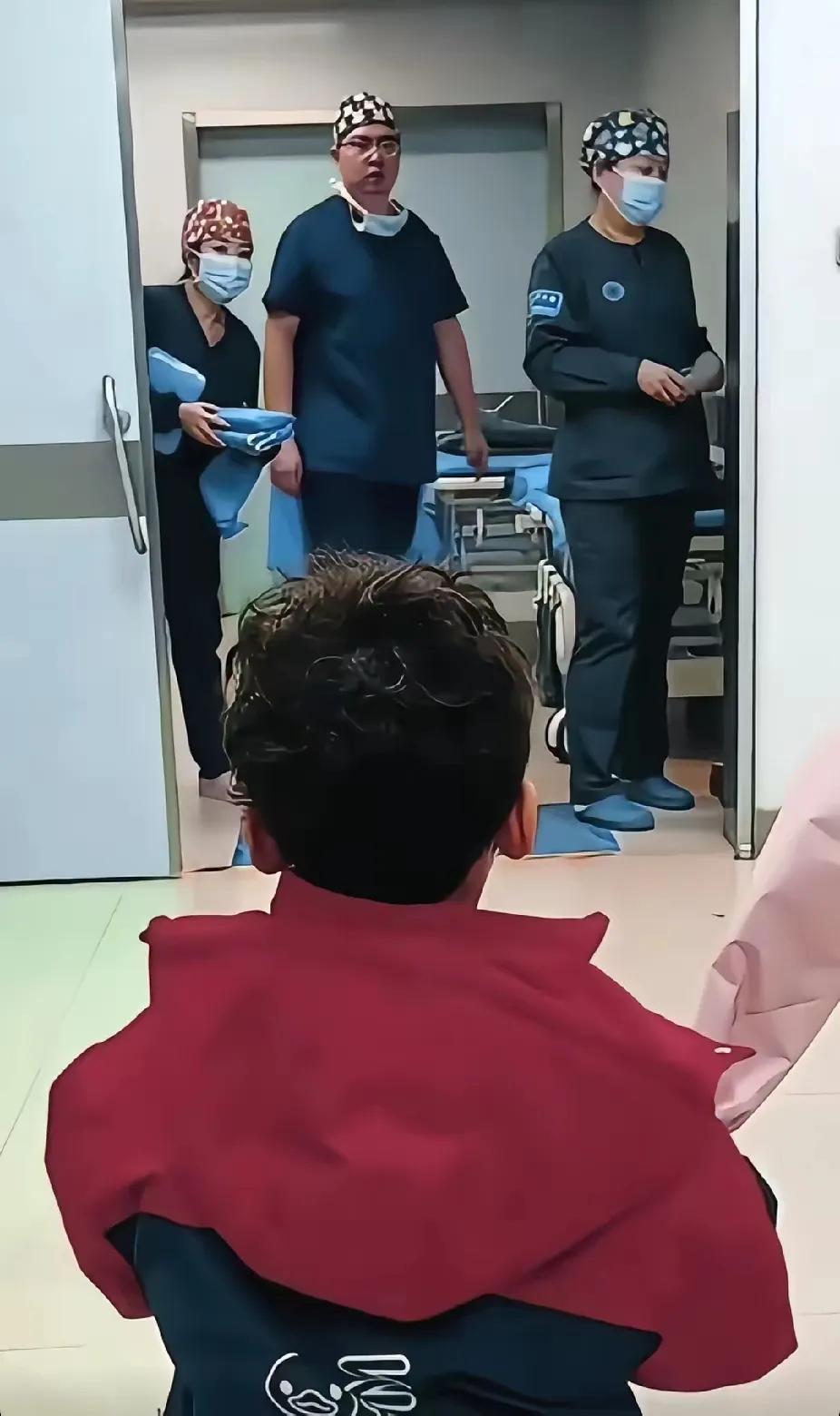 手术室的门刚打开，在场的人一下子都忍不住了。在沈阳一家医院的走廊上，刚结束一台手