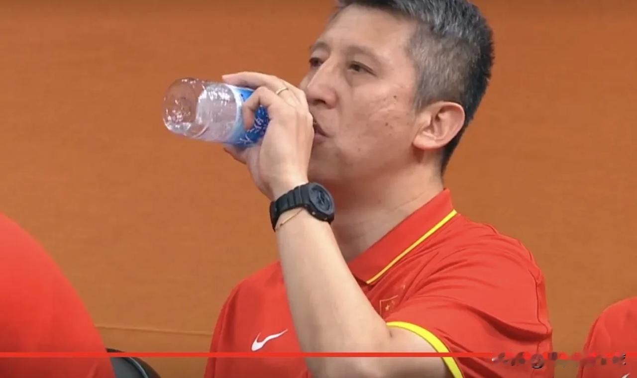 面对场上的局势，郭士强毫无应对策略，比赛还没有打完，还有一节多，但结果似乎很