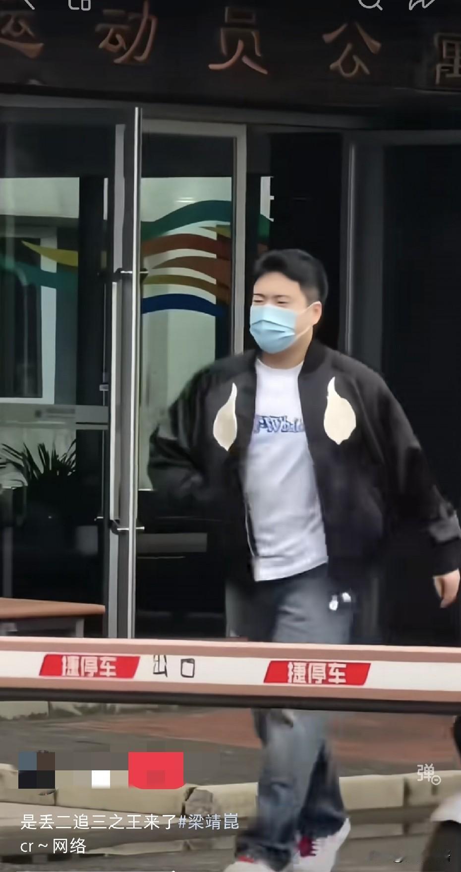 凉皮把爸爸得的金牌拿学校了，去了先给老师看看。今天周一，凉皮去上学了，家里人不让