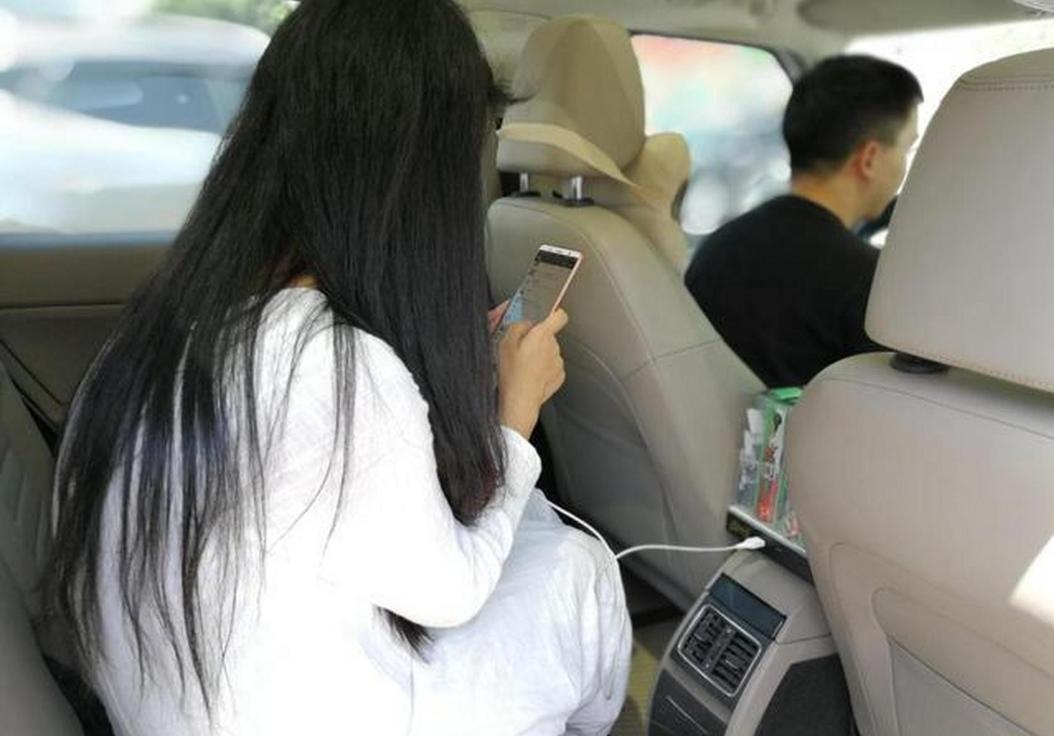 邵阳新闻网8月20日报道，湖南邵东，17岁女生私下搭乘顺风车。路过服务区，没想到