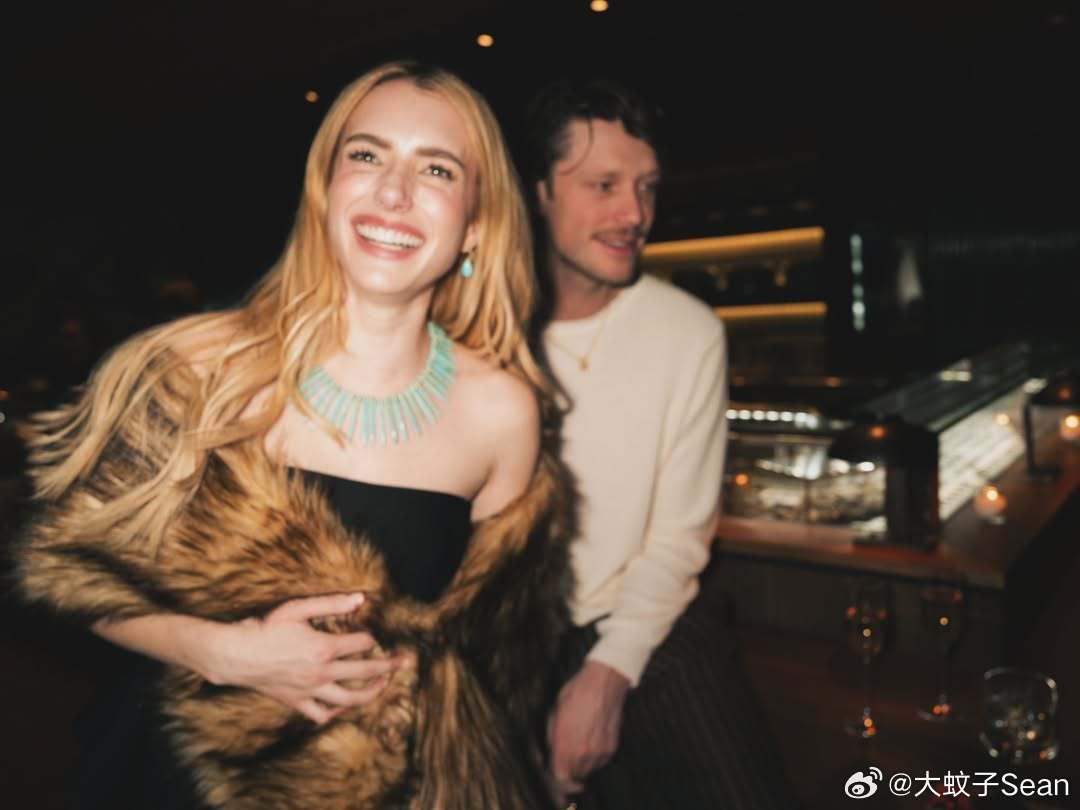EmmaRoberts艾玛罗伯茨晒照为未婚夫CodyJohn庆祝生日，分享两