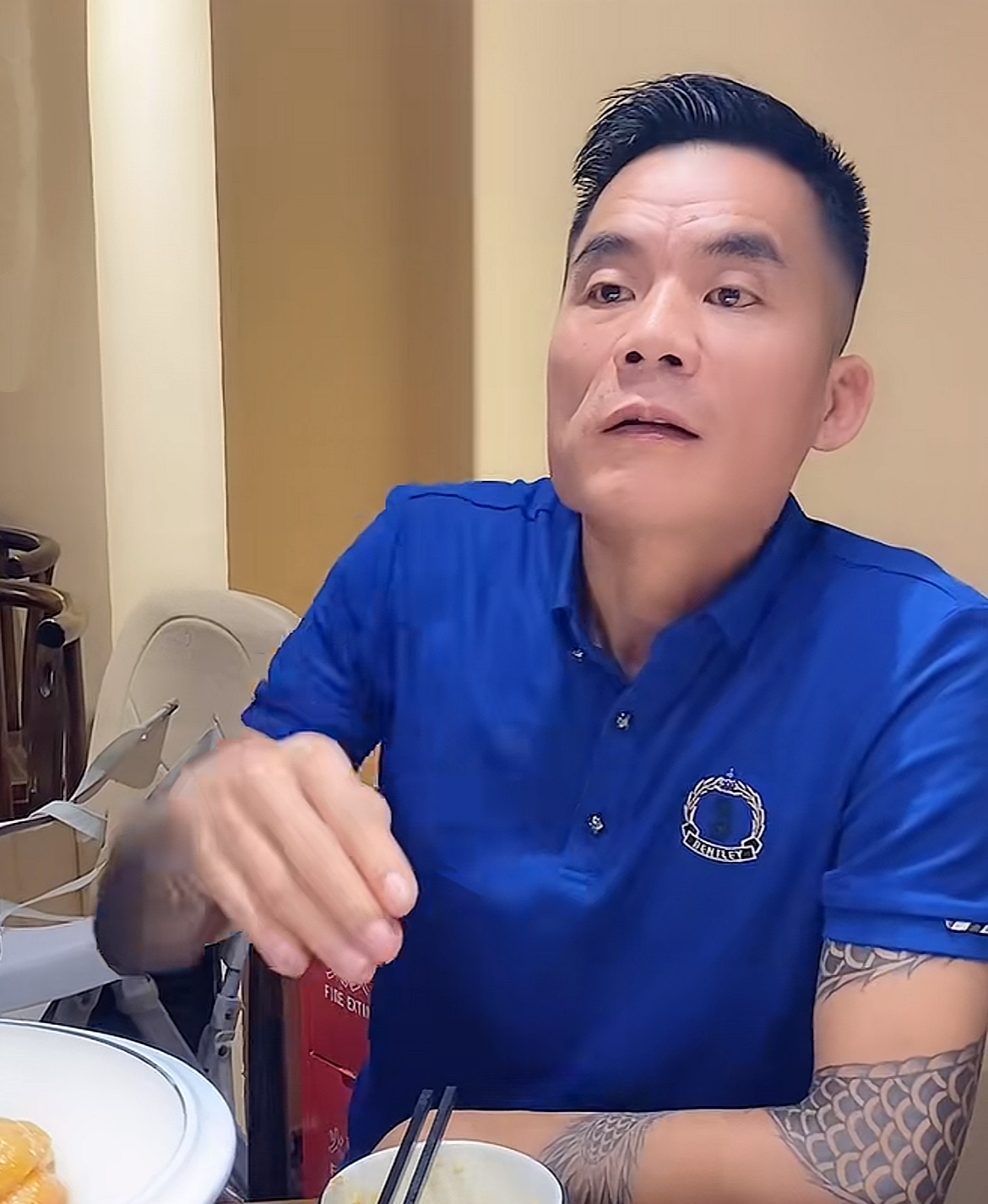 湖南衡阳网红“刚叔”去世，年仅50岁，儿子才六岁，纹过肩龙，回归社会后常年喝酒。