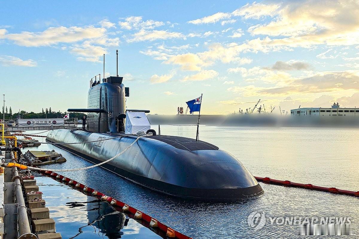 韩国海军SS-083“岛山安昌浩”号潜艇在太平洋航行途中停靠夏威夷珍珠港。此艇3