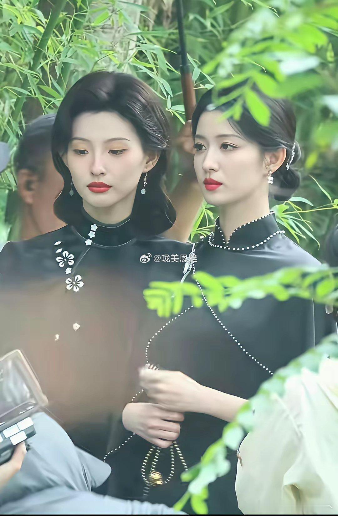 得亏是王楚然的脸小，要不然真的镇不住她旁边的女2号！感觉现在的女2跟女1装扮造型