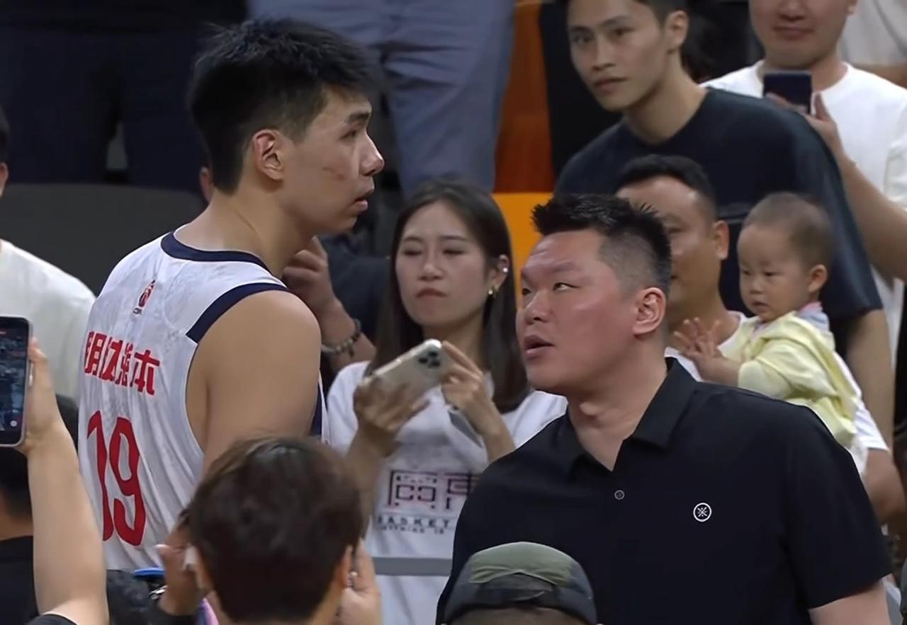 朱芳雨赛后看徐昕的眼神非常复杂！在广州男篮大胜广东男篮的赛后，作为广东男篮总
