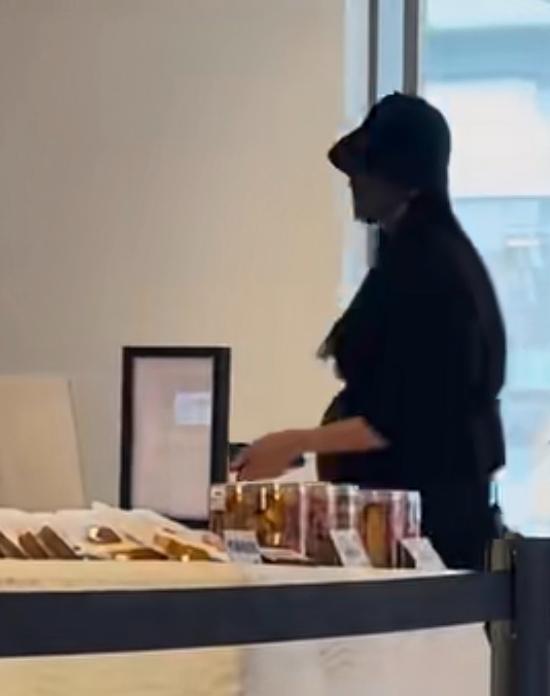 理想老板李想又要当爸爸了，妻子挺孕肚现身阿那亚，怀上第六胎即将临盆。最近网上