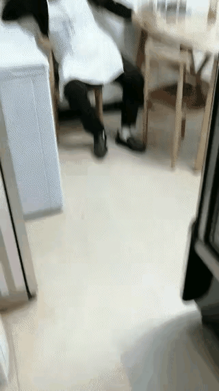 一名穿着作训服的军人在小吃店用餐后准备用手机结账，老板赶忙上前阻拦，表示不能收军