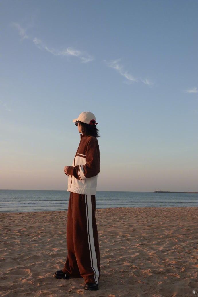 华晨宇每张都是氛围感男头 在海边追光的与浪漫景致相映成趣。每个角度都散发着独特气