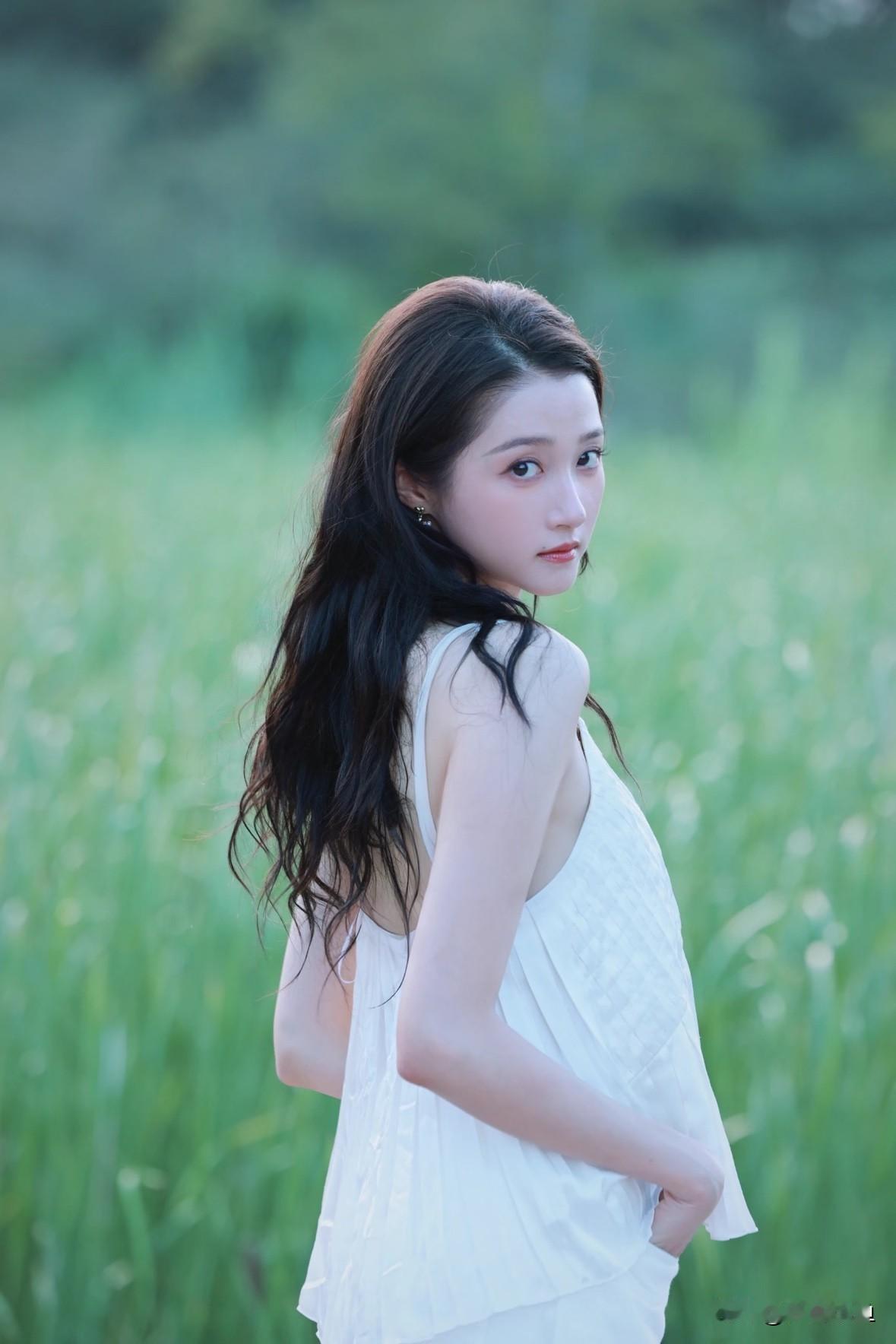 关晓彤户外甜美造型！一身全套白色吊带小上衣搭配蕾丝边短裤，清爽简约，很适配夏