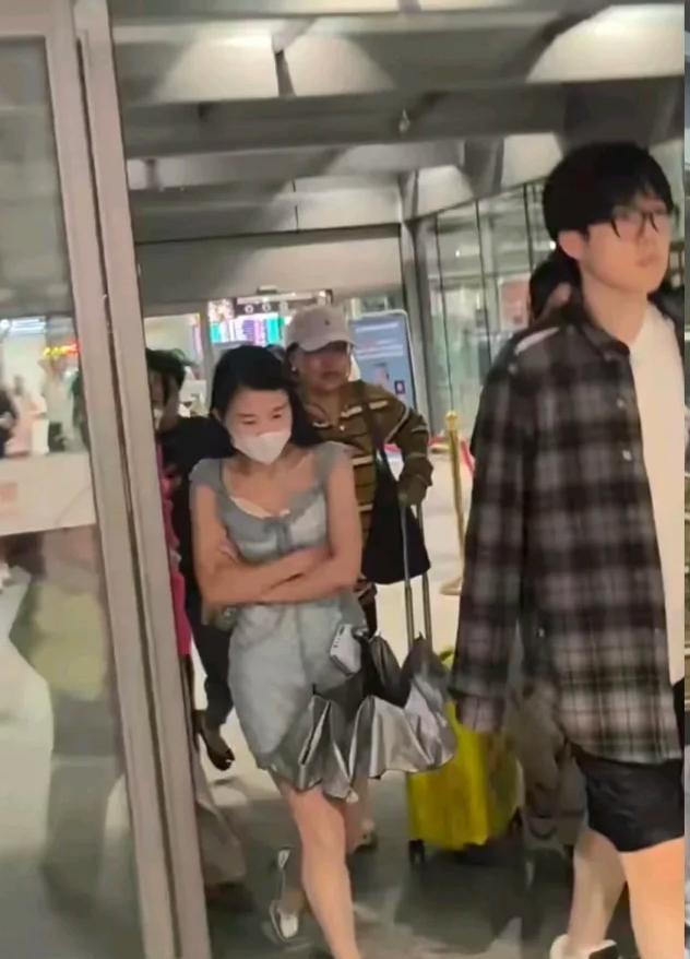 王楚钦在北京机场被蓝裙子女子紧追不放，要加微信！这个蓝裙女子女子疯了，把头哥也