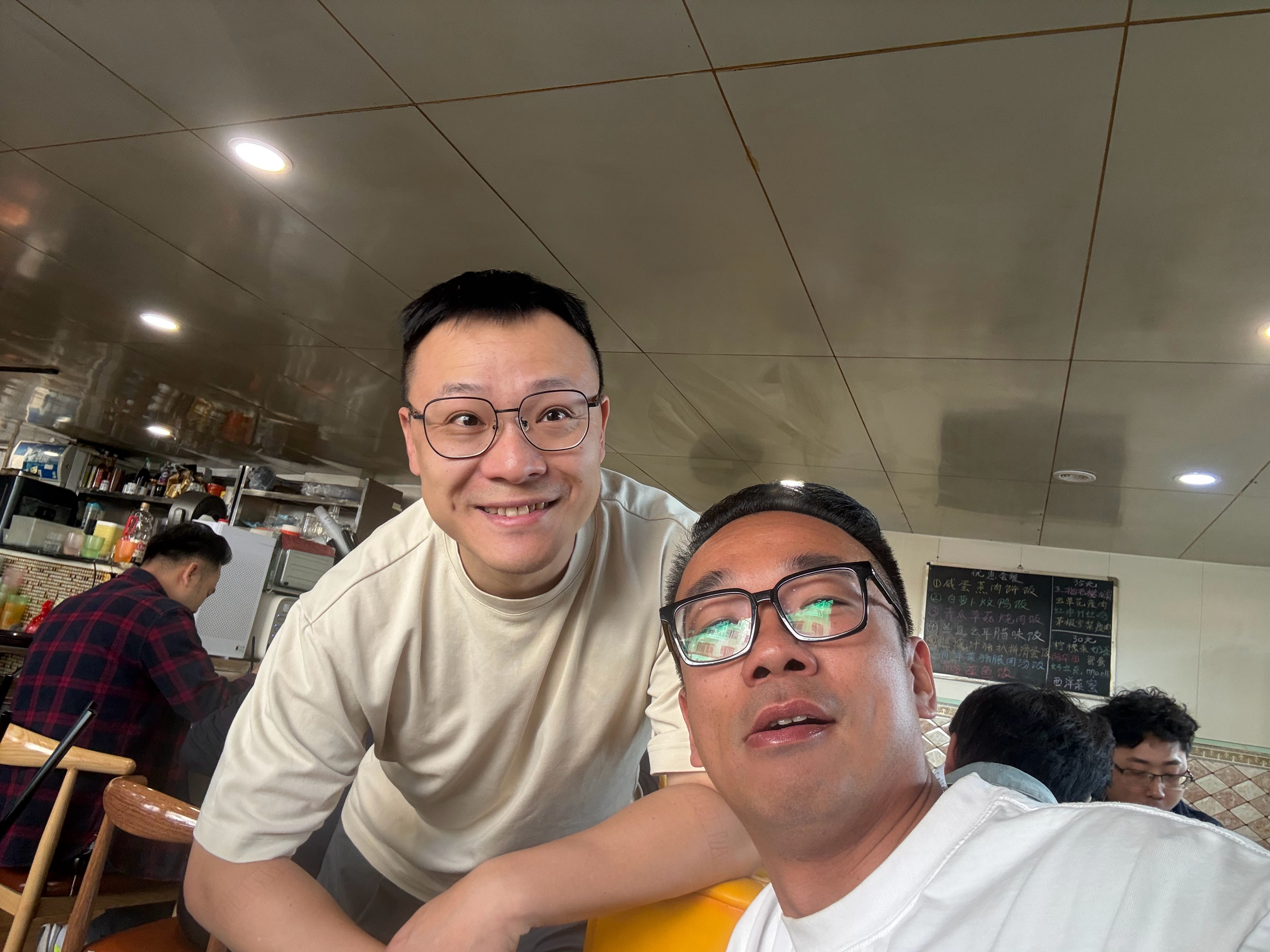 说：会来这里吃饭的，都是地胆！