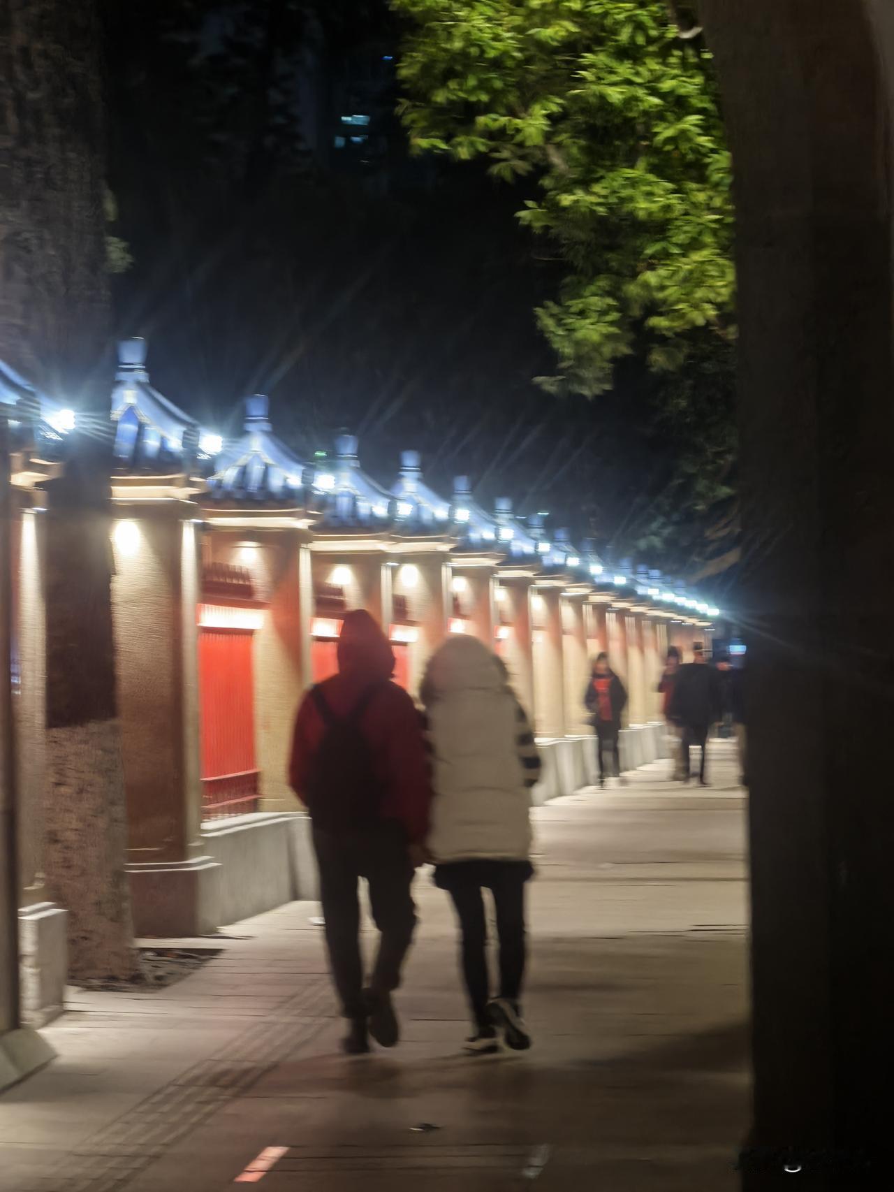 一日入冬在广州算是体验版满街上演着春夏秋冬着装地铁里短袖大哥从容过夏