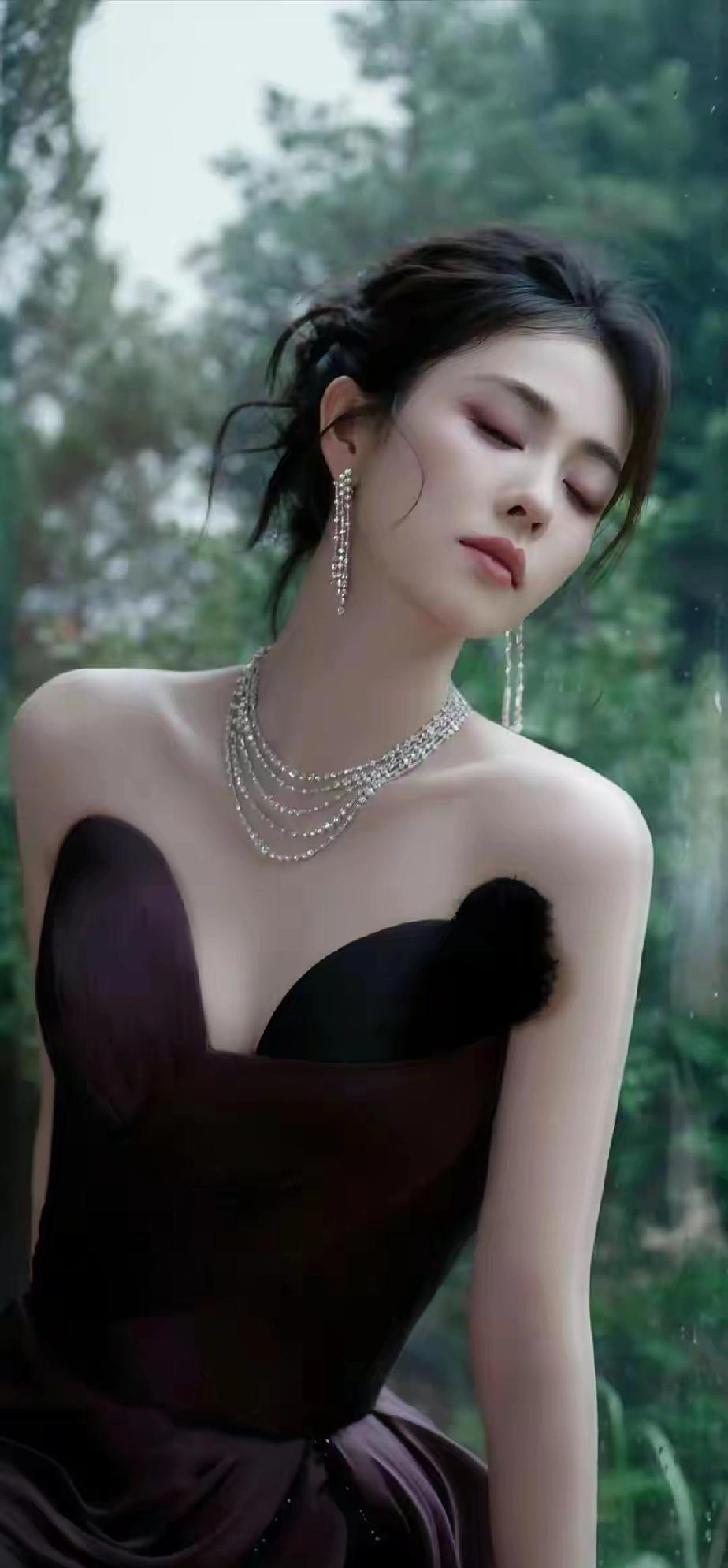 白鹿写真欣赏白鹿造型图片白鹿白鹿明星写真白鹿演技蜕变白鹿曾多次身着抹胸开